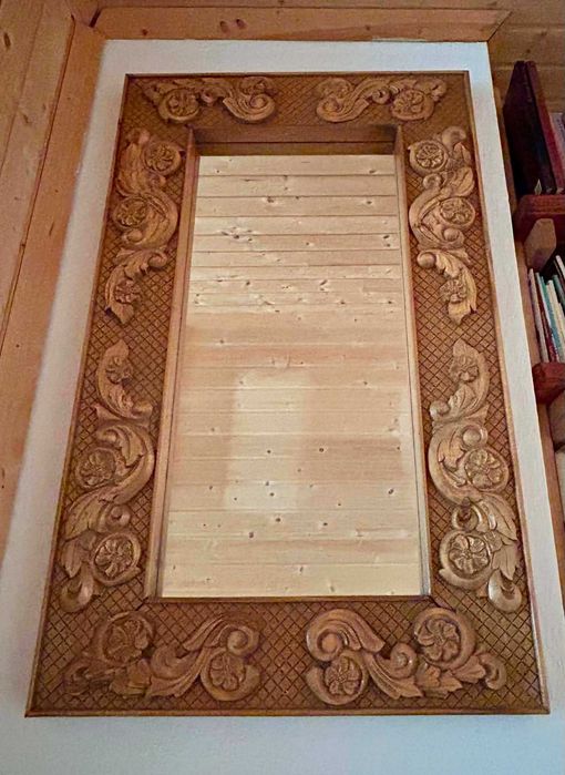 Oglindă cu ramă din lemn sculptată manual – stil rustic/tradițional