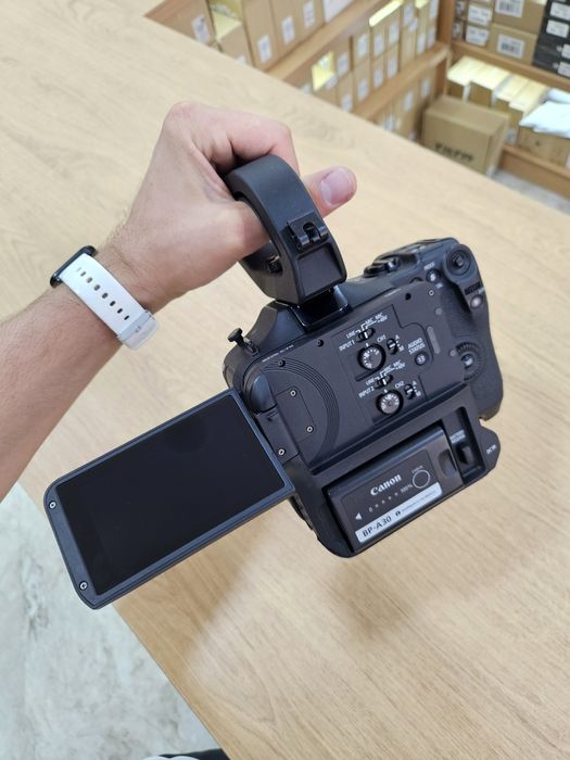 Canon C70 + EF - R 0.71x