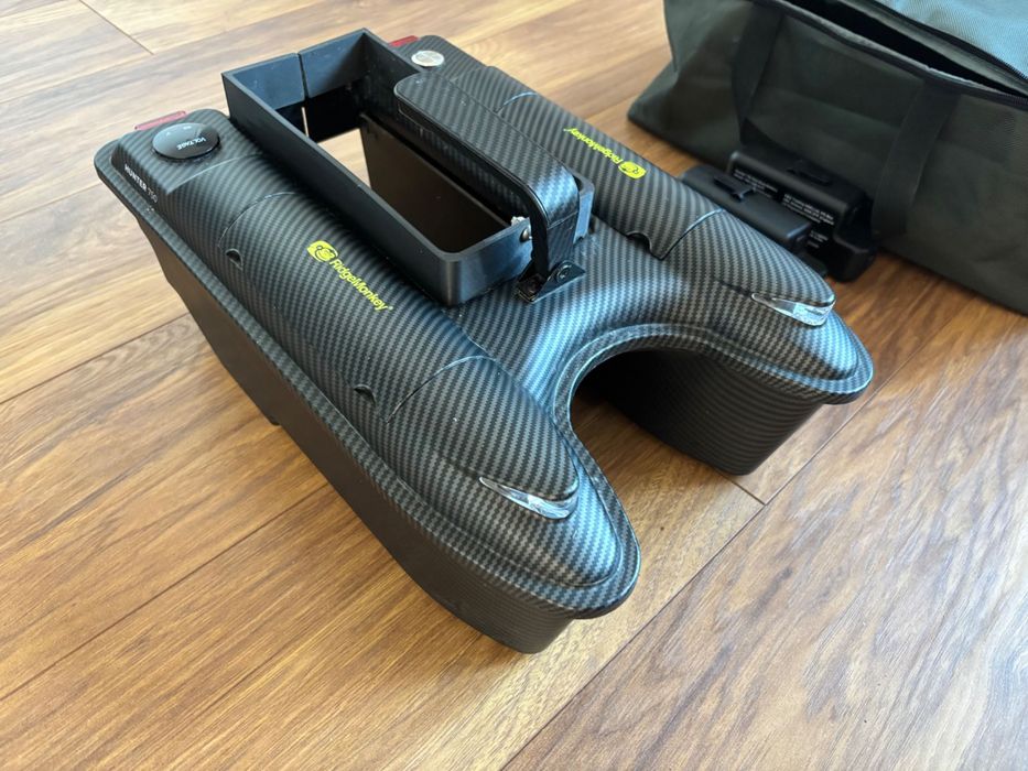 Лодка за захранка и сонар