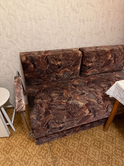 Двуместен ретро разтегателен диван