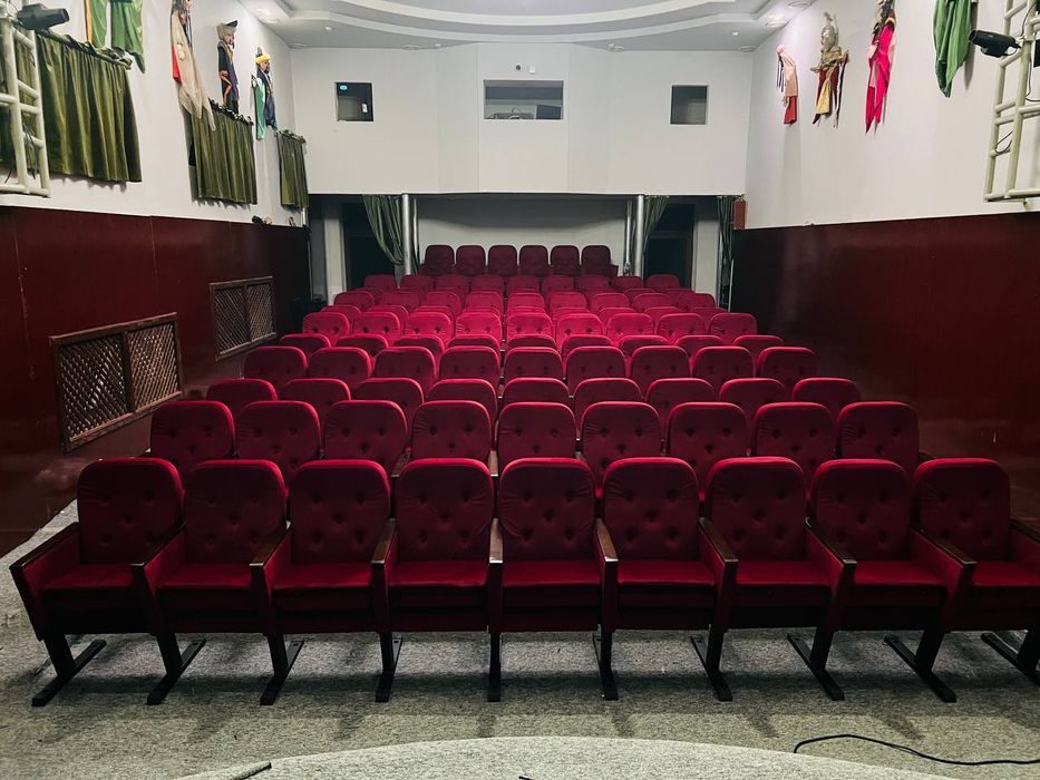 Teatr kreslolari - mato va teri tanlovi