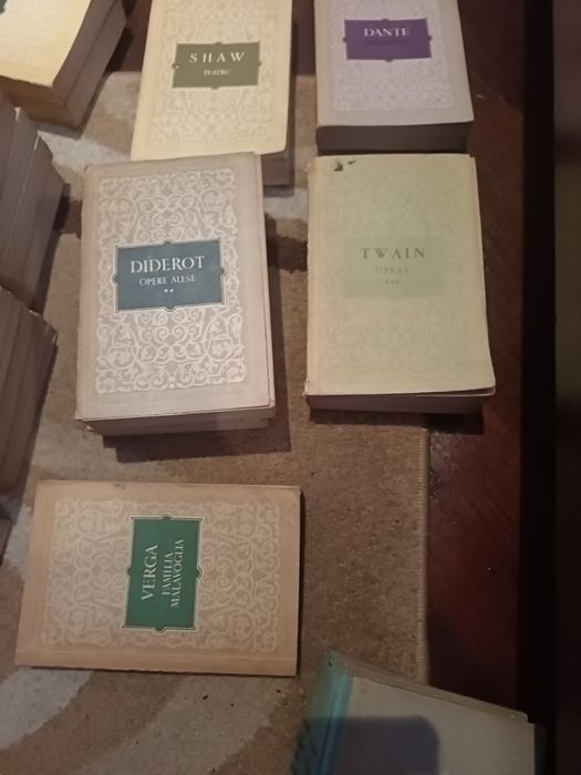 Vând cărți vechi.