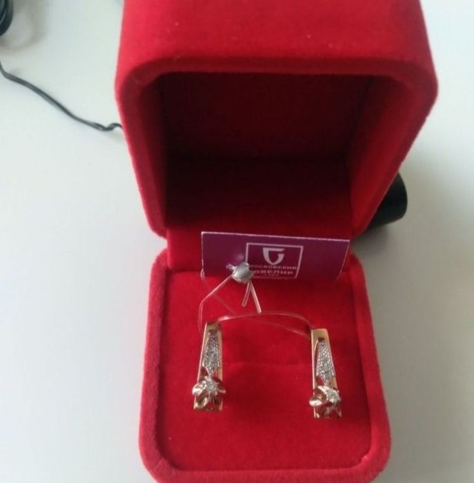 Продам золотые бриллиантовые серьги для девушек