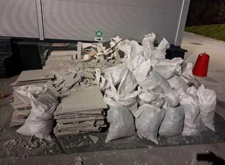 Transport moloz, saci,vrac deșeuri construcții, moluz  Debarasare apartamente, case, garaje Evacuare mobilă veche, electrocasnice Demolări interioare