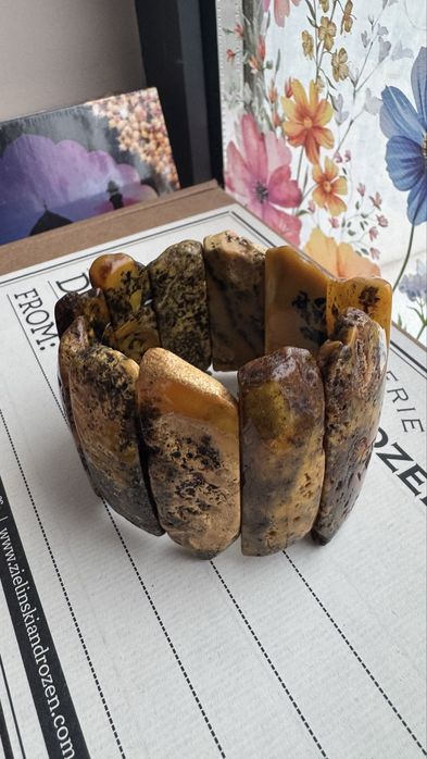 Браслет из зеленого янтаря