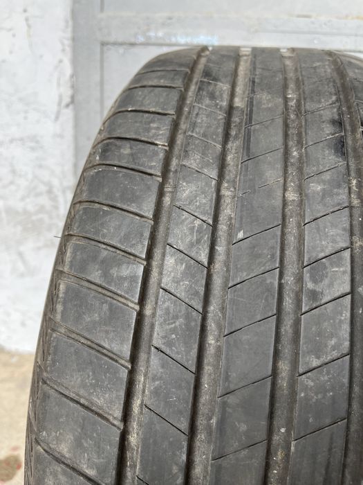 2 бр. летни гуми 235/45/18 Bridgestone DOT 1020 5 mm