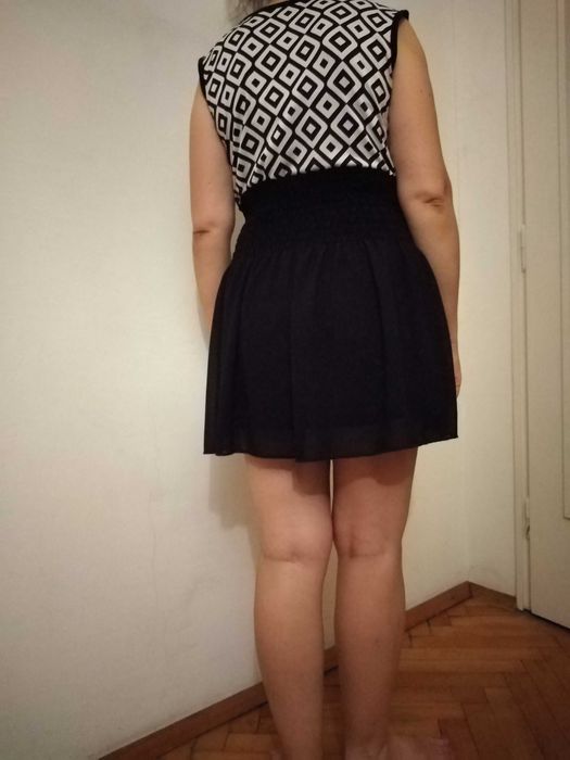 Къса рокличка в бяло и черно