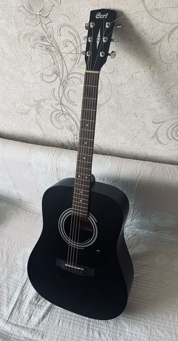 Продам гитару Корт с чехлом