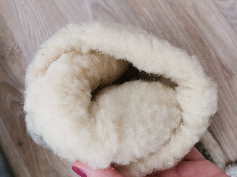 Totosi din blana si talpa piele, marime aprox. 37-40