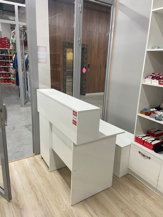 Шкафы и стойка для бутика
