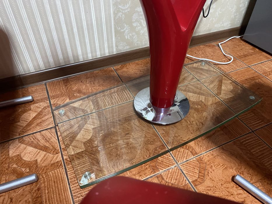 Стол стеклянный со стульями