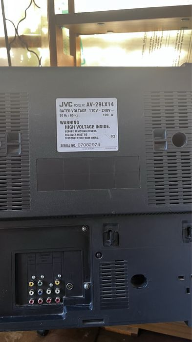 Телевизор цветной со стойкой.