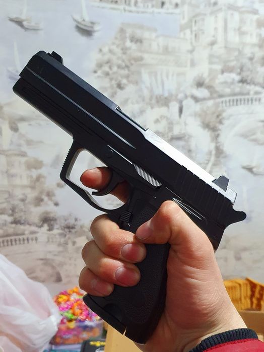 Игрушечный металлический пистолет