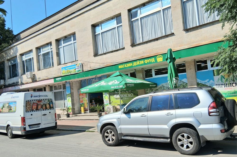 Продава втори етаж от търговски комплекс,магазин текстил 425 м2