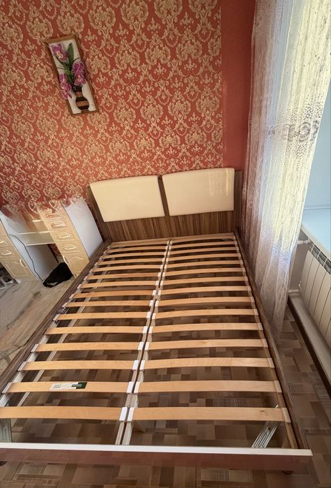 Продам двуспальную кровать б/у