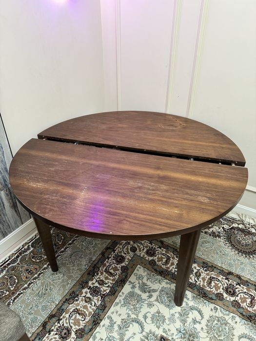 Стол и стулья б/у продается, надо отремонтировать