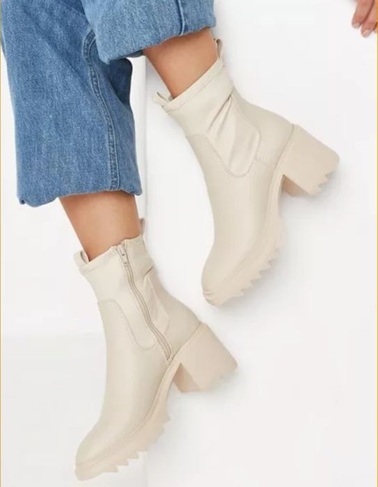 Super oferta! Botine cu toc crem cu talpă zimțată