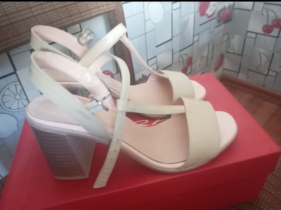 Продам женские туфли