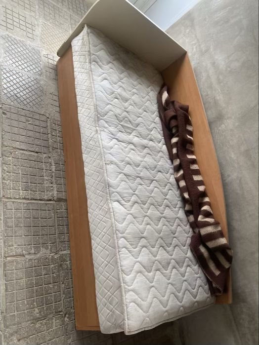 Продавам легло 82на190