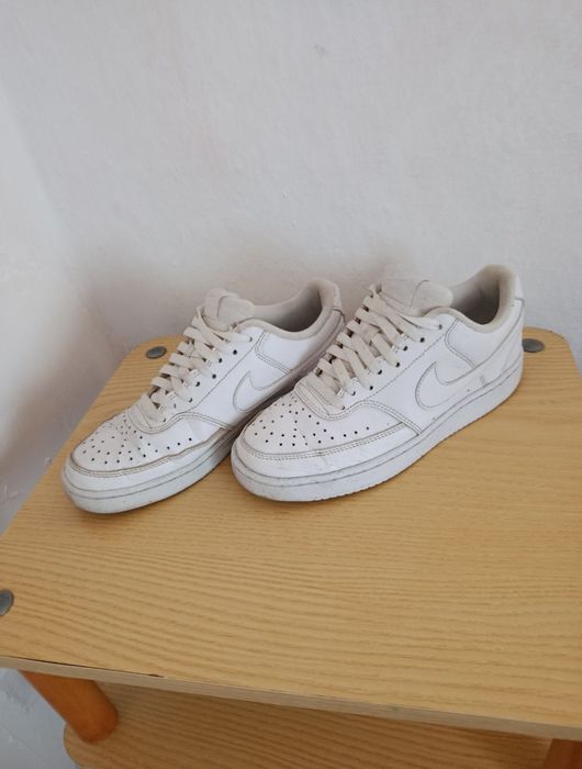 Adidași Nike albi