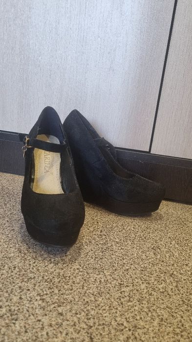 Продам замшевые туфли