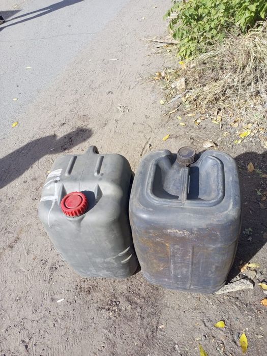 Продам 2 канисты по 50 литров