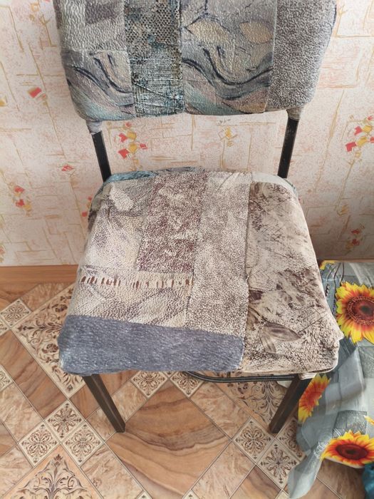 Продам стулья со спинками,тумбочки