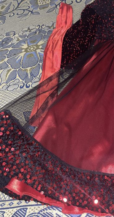 Продам платье с пайетками