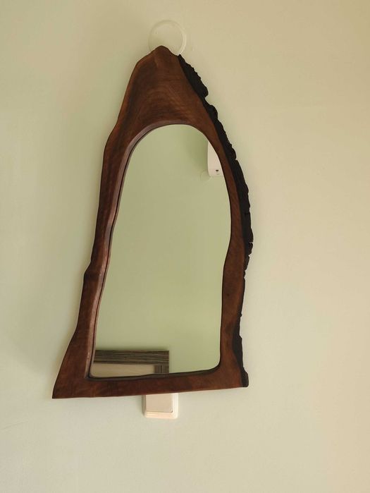 Огледало с дървена рамка
