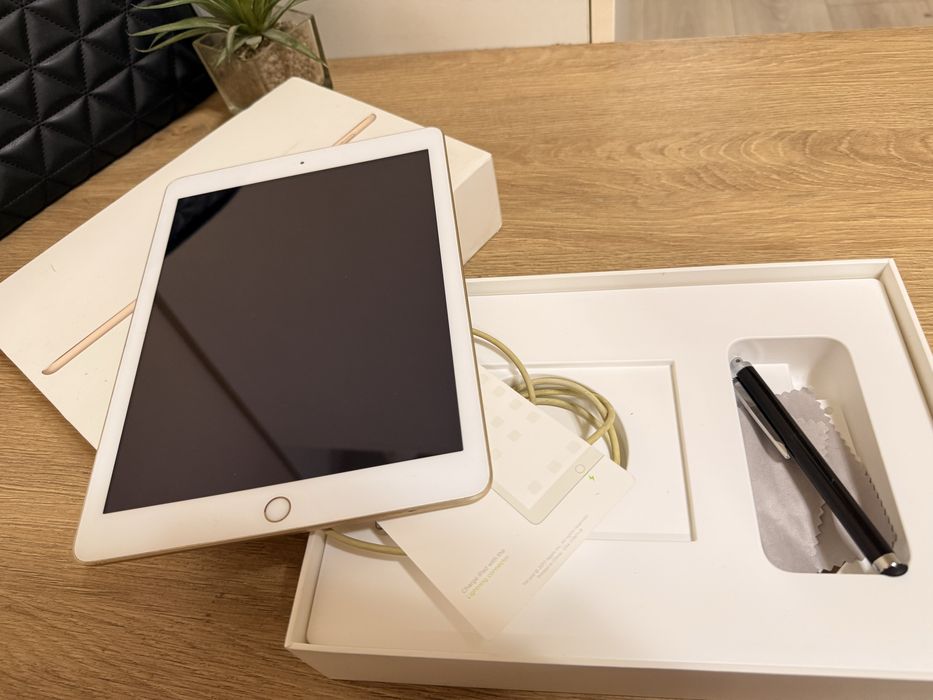 Таблет втора употреба Apple iPad 5th Gen (A1822) WiFi, Apple A9, 9.7", 32 GB