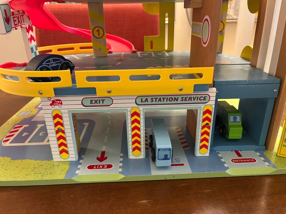 Детски дървен гараж Le Toy Van – Le Grand Garage (Луксозен модел)