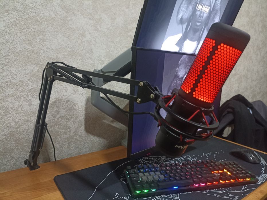 Продам микрофон HyperX Quadcast вместе с пантографам
