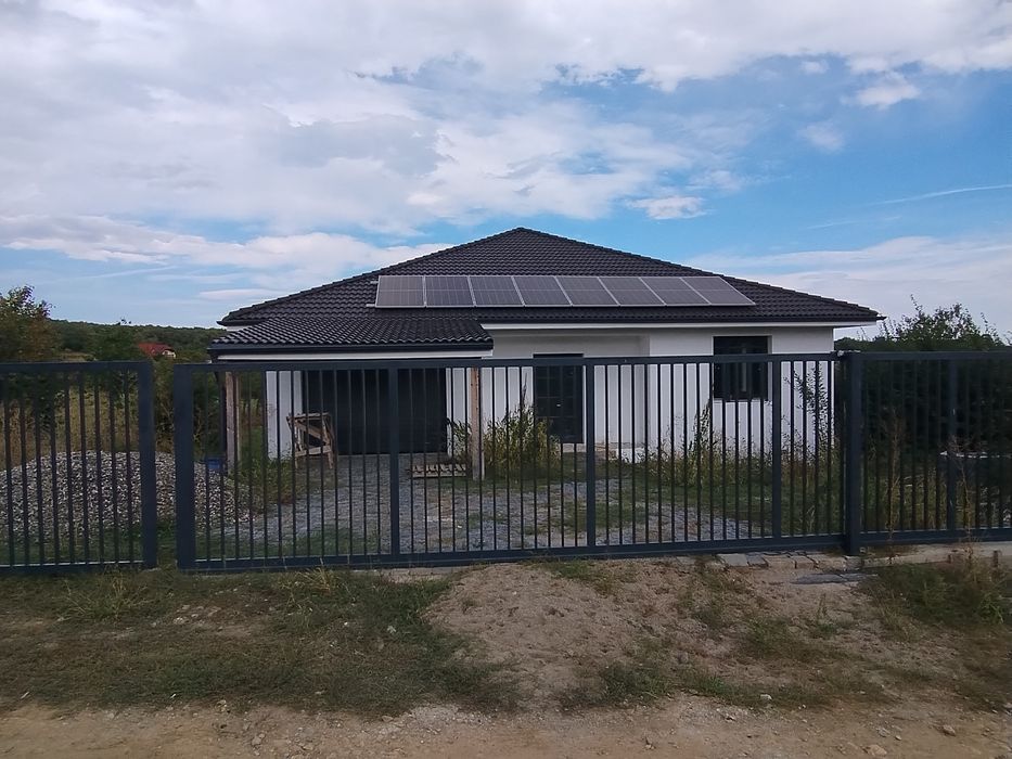 Tropini unifamiliala