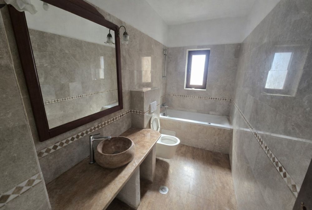 Apartament 3 camere, 2 bai (100mp, pretabil muncitori), curte proprie,