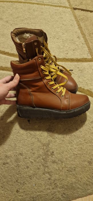 Продам женские ботинки