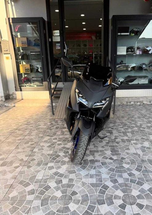 Yamaha TMAX 560 Tech-Max sport scooter