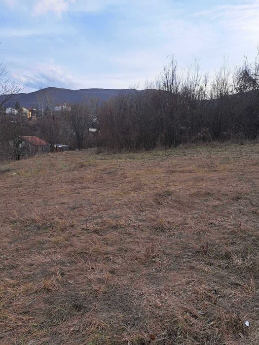 Продавам парцел в с. Лозен