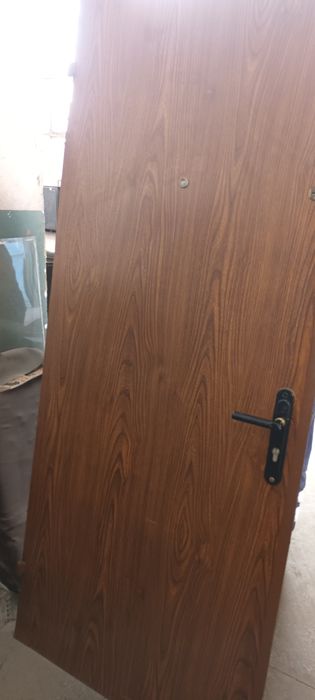 Продавам входна метална врата с ключове