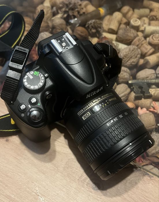 Vând Nikon D5000 + Obiectiv Nikon 18–70mm