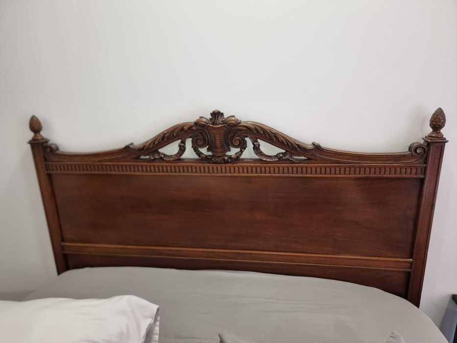 Pat sculptat din lemn solid , 140 X 200 , stare foarte buna