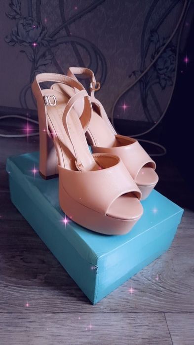 Очень красивый туфли с открытым носиком.