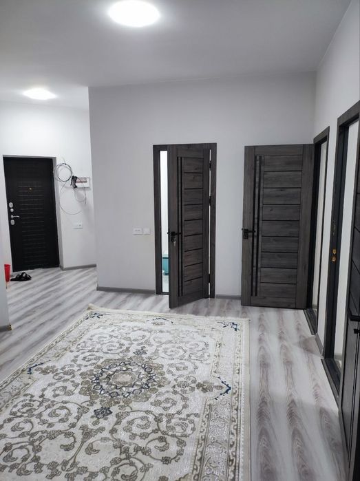 Срочно продаю новостройку кирпичную в центре 2в3 комнатную (157)