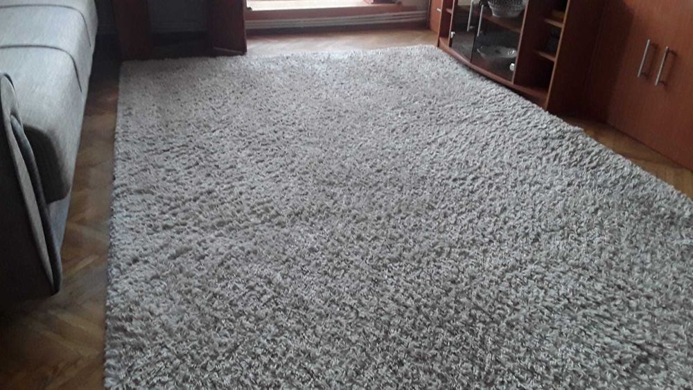 Vând covor bej și două carpete