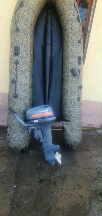 Лодка с двигателям в месте