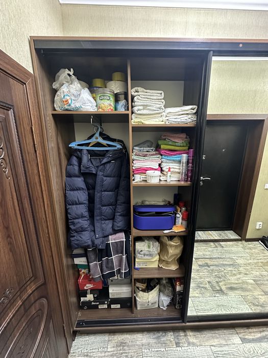 Продам купейный шкаф с зеркалом