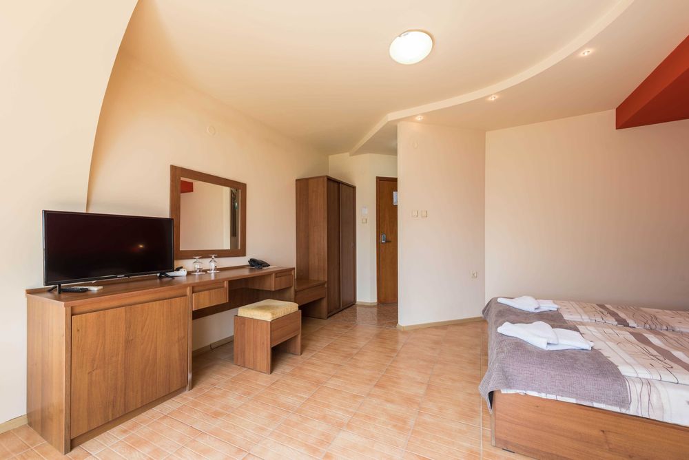 Продава се Хотел в Балчик - 2000 кв.м за 230 €/кв.м - Снимка #19