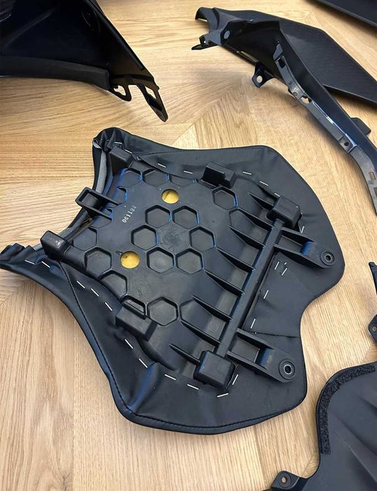 YAMAHA R6 - Pachet COMPLET CARENE NEGRE OEM Yamaha YZF-R6 RJ27 + accesorii + componente montaj (inclus)