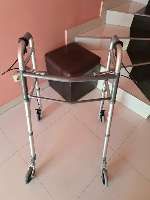 Cadru persone cu dizabilitati cu roti de silicon si frane