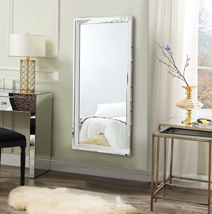 Oglinda design moderna cu cadru inclinat