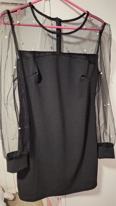 Рокля с дантелени ръкави